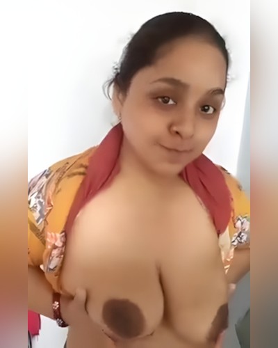 Desi Girl Apne Jhumte Bade Boobs Ko Hilate Hue Hot Garam Selfie Video Bana Rahi Hai
